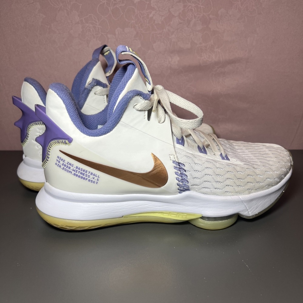 NIKE INC Basketball 2020 Witness V.5 AIR ZOOM Men's Size 6.5 White Purple Gold